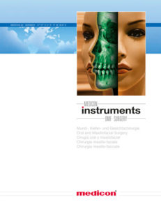 Werbeplakat für Medicon Instruments im Bereich Mund-, Kiefer- und Gesichtschirurgie (Oral and Maxillofacial Surgery). Das Bild zeigt eine künstlerische Darstellung eines menschlichen Gesichts, das in der Mitte aufgeschnitten ist, um einen grünen Schädel im Profil zu zeigen. Im oberen linken Bereich ist eine Weltkarte mit blauen Farbtönen und geografischen Koordinaten abgebildet. Unter dem Bild befindet sich der Text in mehreren Sprachen, der den chirurgischen Bereich beschreibt.