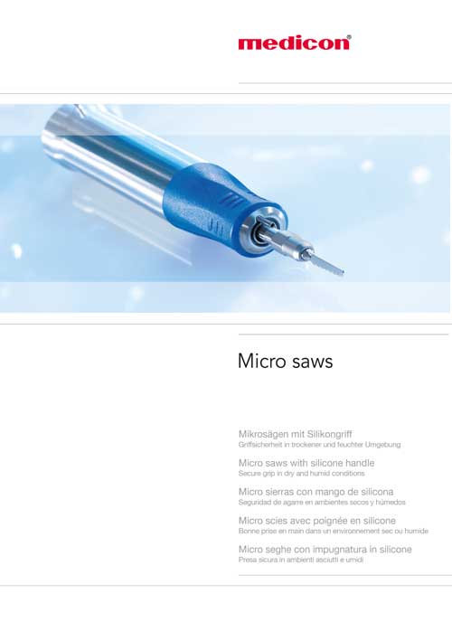 Das Bild zeigt eine Mikrosäge mit einem Silikongriff von der Firma Medicon. Die Beschreibung unter dem Bild gibt an: Mikrosägen mit Silikongriff Bieten einen sicheren Griff sowohl in trockenen als auch in feuchten Umgebungen Solche Mikrosägen werden typischerweise in der Chirurgie verwendet, wenn sehr feine und präzise Schnitte erforderlich sind, z.B. bei mikrochirurgischen Eingriffen