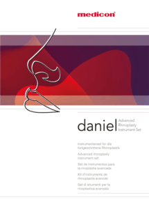 ChatGPT: Das Bild zeigt die Titelseite eines Katalogs oder einer Broschüre von medicon mit dem Titel "daniel Advanced Rhinoplasty Instrument Set". Es handelt sich um ein Instrumentenset, das speziell für die fortgeschrittene Rhinoplastik (Nasenkorrektur) entwickelt wurde. Die mehrsprachige Beschreibung auf der Seite lautet: "Instrumentenset für die fortgeschrittene Rhinoplastik" "Advanced rhinoplasty instrument set" "Set de instrumentos para la rinoplastica avanzada" "Kit d’instruments de rhinoplastie avancée" "Set di strumenti per la rinoplastica avanzata" Das Bild links stellt stilisiert eine Nase dar, passend zum Thema Nasenoperation.
