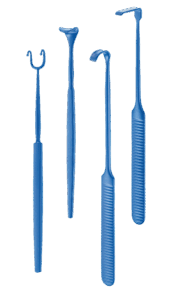 Instrumente Gubisch Blepharoplastik. Vier blaue chirurgische Instrumente für die Blepharoplastik (Lidkorrektur) auf transparentem Hintergrund. Die Instrumente variieren in Form und Spitze: von einer Gabelspitze über flache, gebogene und gezahnte Enden bis hin zu ergonomischen Griffen. Die Designs sind auf präzises Arbeiten im empfindlichen Augenlidbereich ausgelegt.