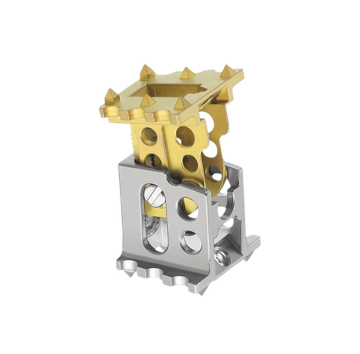 Ein metallisches medizinisches Implantat in Silber und Gold, bestehend aus modularen, ineinandergreifenden Komponenten mit mehreren Bohrungen und gezackten Kanten. Ein Wirbelsäulenimplantat für neurochirurgische Anwendungen.