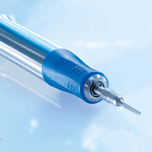 Nahaufnahme der Mikrosäge mit einem blauen Griff und einer feinen rotierenden Sägeklinge an der Spitze, vor hellem, sterilem Hintergrund. Das Instrument wirkt hochwertig verarbeitet und ist vermutlich für filigrane Eingriffe wie z. B. in der plastischen oder kraniofazialen Chirurgie konzipiert.