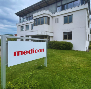 Technicum Medicon. Das Gebäude auf dem Bild zeigt ein modernes Bürogebäude mit einem Schild davor, auf dem "medicon" in roten Buchstaben steht.