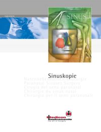 Die abgebildete Titelseite zeigt den Titel „Sinuskopie“ in großer Schrift, darunter in kleiner grauer Schrift die Übersetzungen: Nasennebenhöhlen-Chirurgie Paranasal Sinuses Surgery Cirugía del seno paranasal Chirurgie du sinus nasal Chirurgia per il seno paranasale Oben rechts ist eine Grafik mit einem menschlichen Gesicht, bei dem die Nasennebenhöhlen farblich hervorgehoben sind (rot, blau, grün, gelb), und chirurgische Instrumente im Hintergrund. Der obere Bereich zeigt ein blaues Band mit dem Wort „Instruments“ links.