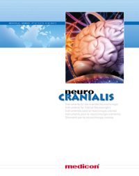 Titelseite einer Medicon-Broschüre für „neuroCRANIALIS“, Instrumente für die kraniale Neurochirurgie. Oben links Weltkarte mit Koordinaten. Im Zentrum ein plastisches Bild eines Gehirns vor einem abstrakten, molekularen Hintergrund. Schriftzug „neuro CRANIALIS“ in Schwarz und Blau, darunter mehrsprachige Beschreibung der Instrumente. Medicon-Logo unten mittig.