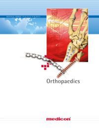 Diese Titelseite präsentiert das Thema Orthopaedics (Orthopädie). Das Bild zeigt eine Hand mit Knochen, an denen chirurgische Implantate wie eine Platte und Schrauben angebracht sind. Im Hintergrund sind schemenhaft menschliche Figuren skizziert, und die Farbtöne sind hauptsächlich rot und beige. Oben links befindet sich ein blauer Streifen mit einer Weltkarte und Koordinaten (47° 57' 31.4'' N, 8° 46' 58.6'' E), die vermutlich den Standort von Medicon in Deutschland angeben. Unten mittig ist das Medicon-Logo in roter Schrift zu sehen.