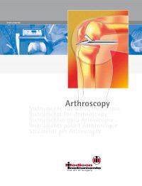 Titelseite einer medizinischen Broschüre zum Thema Arthroskopie. Im Vordergrund steht eine schematische, farbige Darstellung eines menschlichen Knies mit einem Arthroskop-Instrument, das in das Gelenk eingeführt wird. Die farblichen Töne reichen von Gelb über Orange bis Rot, um das Gelenk hervorzuheben. Im Hintergrund ist ein blauer Streifen mit unscharfen chirurgischen Instrumenten und Geräten zu sehen. Unter dem Bild steht der Titel „Arthroscopy“ in mehreren Sprachen sowie das Logo von „medicon Instrumente – the art of surgery“.