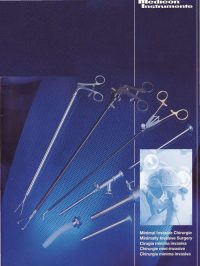 Titelseite einer Medicon-Broschüre mit dem Titel „Minimal Invasive Chirurgie / Minimally Invasive Surgery“. Auf dunkelblauem Hintergrund sind mehrere chirurgische Instrumente mit langen Griffen abgebildet, die vorne kleine Greif- oder Schneidewerkzeuge haben. Unten rechts ein hellblau eingefärbtes Foto von zwei Chirurgen im Operationssaal. Der Text steht in mehreren Sprachen (Deutsch, Englisch, Spanisch, Französisch, Italienisch) unten rechts. Oben rechts das Medicon Instrumente-Logo.