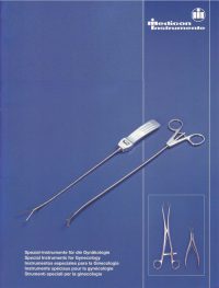 Titelseite einer Medicon-Broschüre für Spezial-Instrumente in der Gynäkologie. Zwei chirurgische Instrumente sind auf blauem Hintergrund abgebildet, rechts unten zwei weitere Instrumente in einem kleinen weißen Rahmen. Logo von Medicon Instrumente oben rechts.