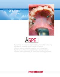 Werbeplakat für das ARPE-System (Aarhus Rapid Palatal Expansion) von Medicon, einem System zur knochenverankerten Gaumennahterweiterung. Das Bild zeigt im oberen Bereich eine Nahaufnahme des Gaumens mit eingesetzten Schrauben und kieferorthopädischem Gerät. Darunter ist der Text in mehreren Sprachen zu sehen, der das System beschreibt.