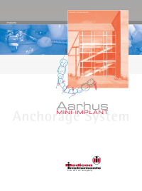 Werbeplakat für das Aarhus Mini-Implant Anchoring System von Medicon Instrumente. Im oberen Bereich ist ein blau eingefärbtes Bild eines Implantats im Mund zu sehen. Daneben befindet sich ein oranger Bereich mit einem Foto des Gebäudes der Universität Aarhus in Dänemark. Darunter ist eine schematische Zeichnung eines Zahnbogens mit eingezeichneten Mini-Implantaten zu sehen. Der Text 'Aarhus Mini-Implant' ist in der Bildmitte platziert, darunter das Medicon-Instrumente-Logo mit dem Slogan 'the art of surgery'.
