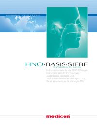 Titelseite einer Broschüre mit dem Titel „HNO BASIS SIEBE Dr. Matthias W. Winter“. Oben links ist eine stilisierte Weltkarte in Blautönen mit Koordinatenangaben zu sehen. Rechts oben befindet sich ein quadratisches Bild mit einem seitlichen Profil eines menschlichen Kopfes in Türkisfarben, das die Nasen- und Rachenregion sowie das Innenohr schematisch beleuchtet darstellt. Unter dem Titel steht ein mehrsprachiger Text, der Instrumentensets für die HNO-Chirurgie beschreibt. Unten mittig ist das „medicon“-Logo in Rot platziert.